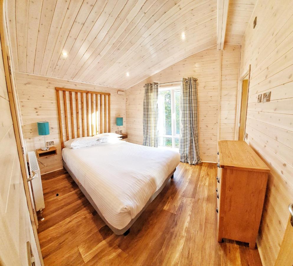 Skyline Lodge Loch Lomond Castle Lodges 발로크 외부 사진