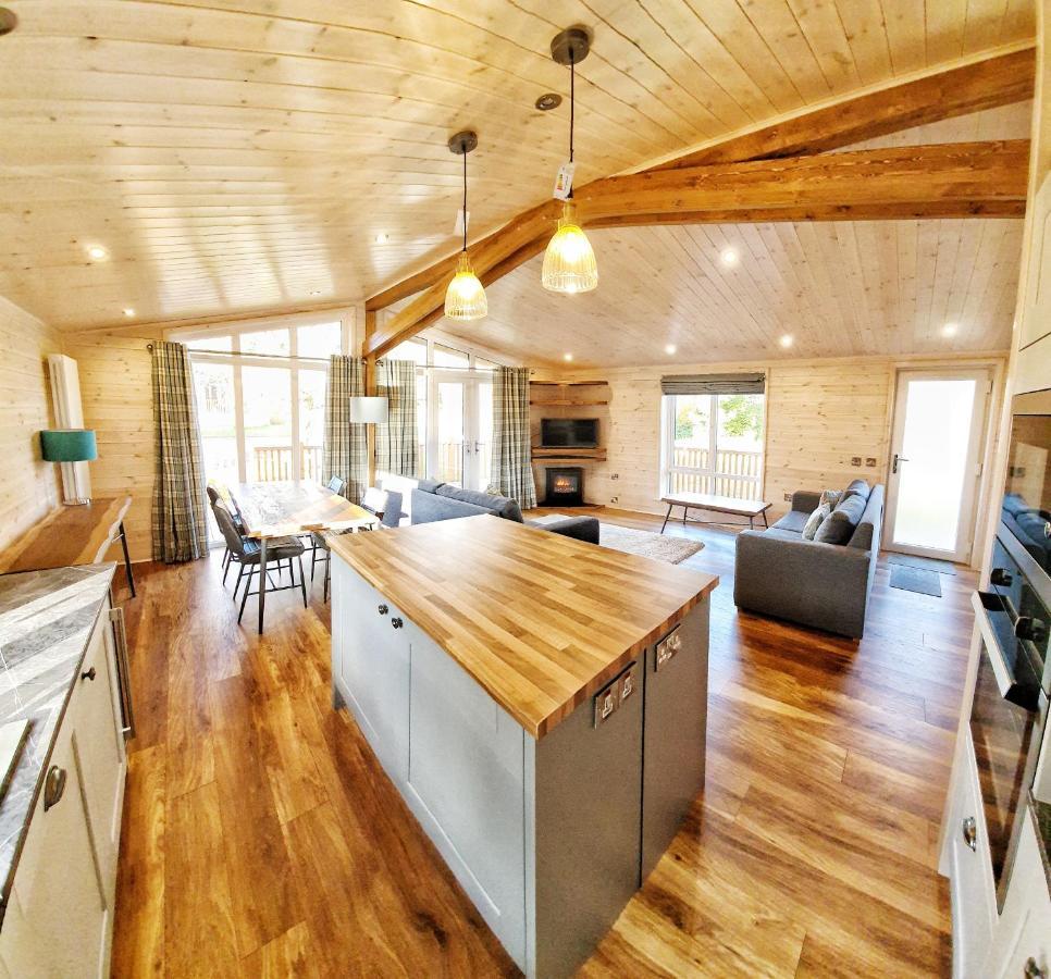 Skyline Lodge Loch Lomond Castle Lodges 발로크 외부 사진