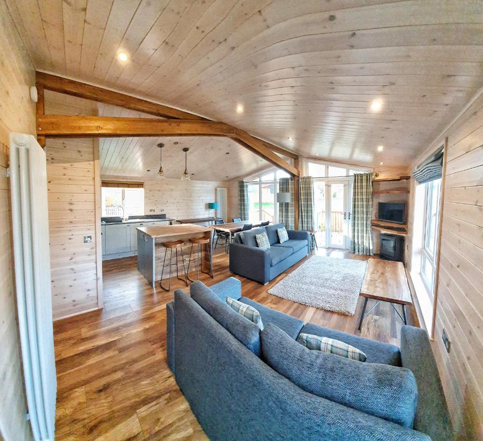 Skyline Lodge Loch Lomond Castle Lodges 발로크 외부 사진