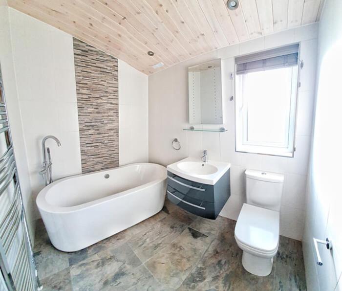 Skyline Lodge Loch Lomond Castle Lodges 발로크 외부 사진